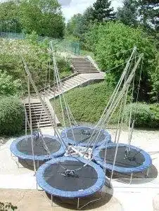 Intégrer une balançoire ou un trampoline dans son jardin